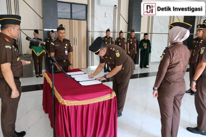 Kajari OKU Pimpin Pelantikan Kasubagbin Dan Kasubsi Dilingkungan Kejaksaan Negeri OKU
